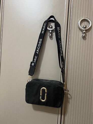 The marc jacobs ayarlanabilir çapraz askılı çanta
