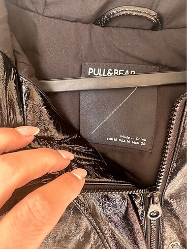 m Beden siyah Renk Pull & bear yağmurluk