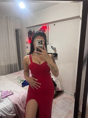 Ürün 2 saat giyilmiştir kırmızı yırtmaçlı dekolteli sıfır yeni ü