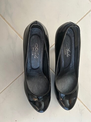 Siyah parlak topuklu ayakkabı