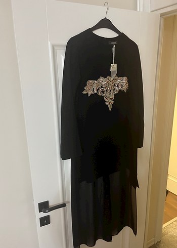 Armine Uzun Siyah Gotik Nakışlı Elbise