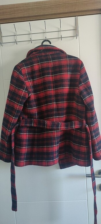 Kırmızı ekoseli kuşaklı kısa kaban - Görsel 5