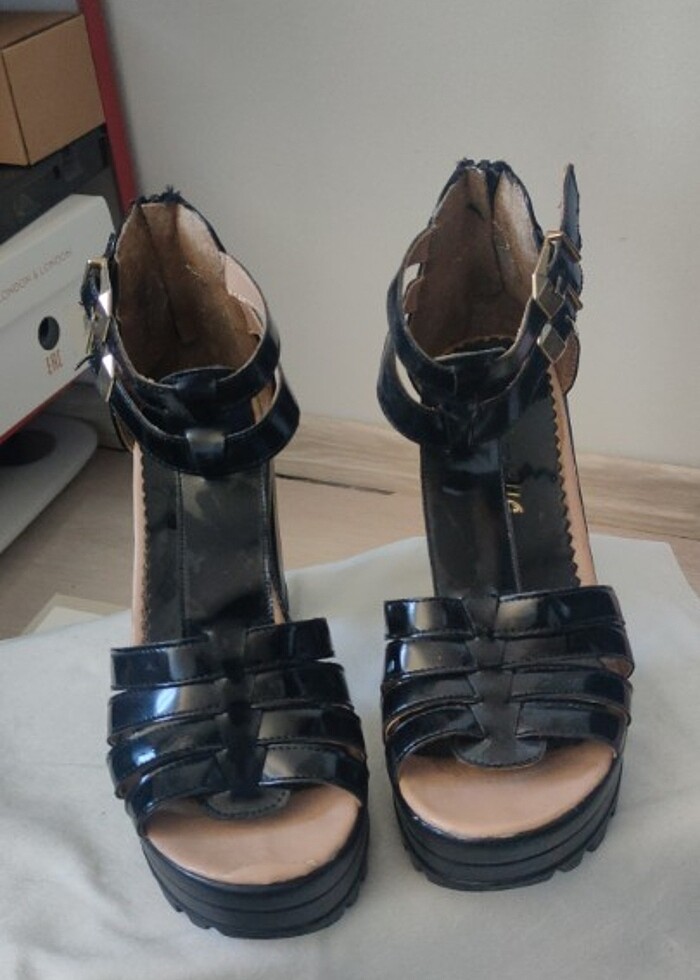 Siyah rugan platform kalın topuklu sandalet - Görsel 2