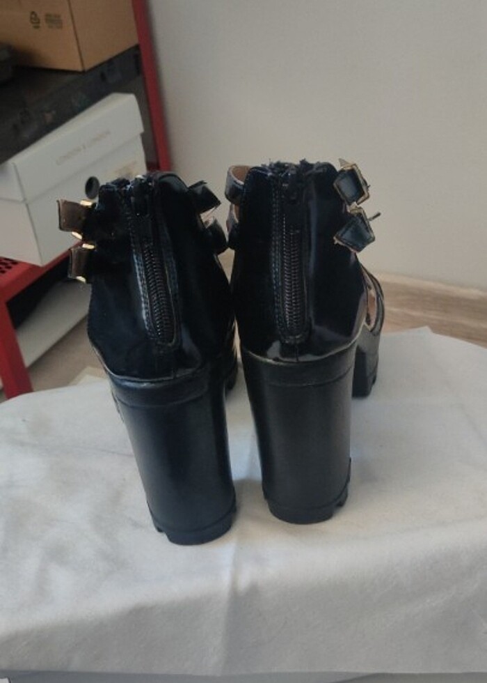 Siyah rugan platform kalın topuklu sandalet - Görsel 3