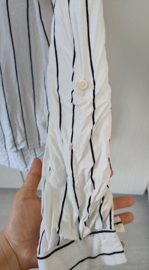 Kolları Düğmeli V Yaka Çizgili Kadın Beyaz Gömlek - Görsel 4