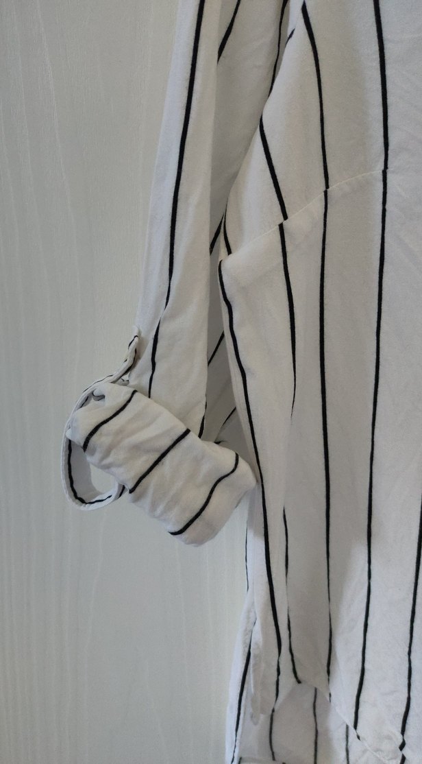 Kolları Düğmeli V Yaka Çizgili Kadın Beyaz Gömlek - Görsel 5