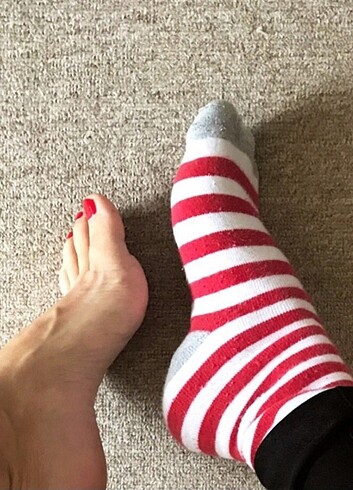Kırmızı çizligi çorap