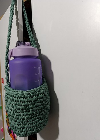 Mor Su Şişesi ve Gri Örgü Taşıyıcı - Görsel 3