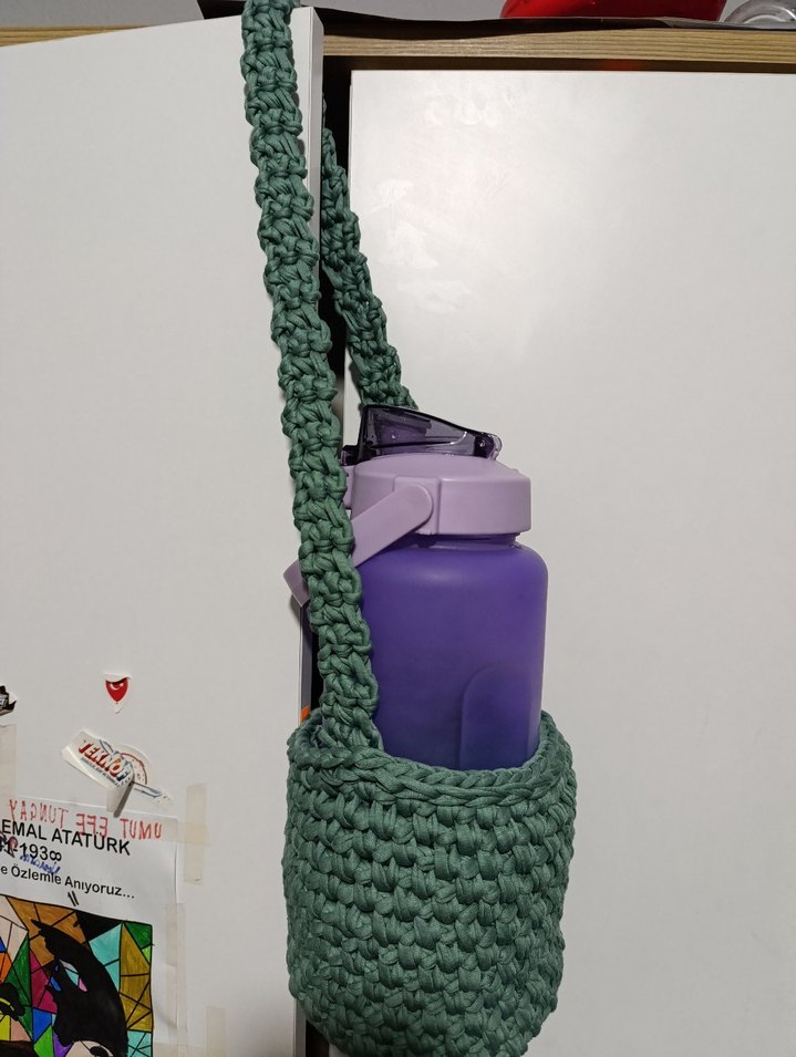 Mor Su Şişesi ve Gri Örgü Taşıyıcı - Görsel 2