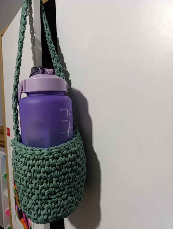 Mor Su Şişesi ve Gri Örgü Taşıyıcı - Görsel 3