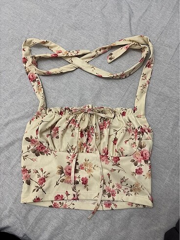 shein boyundan bağlamalı çiçekli crop