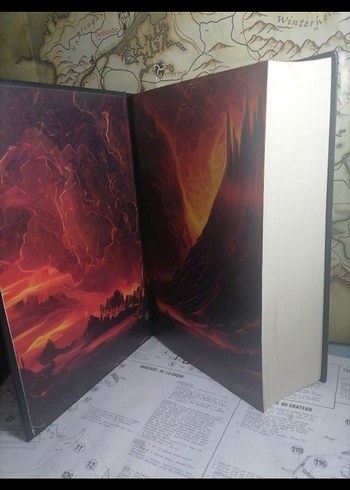 Deliler ve Cellatlar 
Efsanevi Mitoloji Kitabı - Siyah Kapaklı - Görsel 4