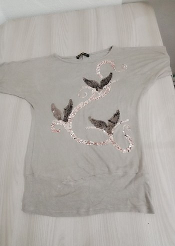 Gri Kanatlı Pul Detaylı Tişört - Görsel 2