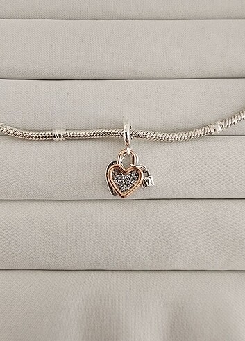 Kalp ve Kilitli Çift Sallantılı Charm 