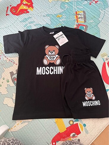 Moschıno 146-152 (11-12 yaş) etiketli şort takımı