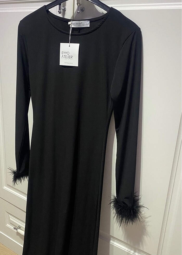 Etiketli kolları tüylü elbise - Görsel 2