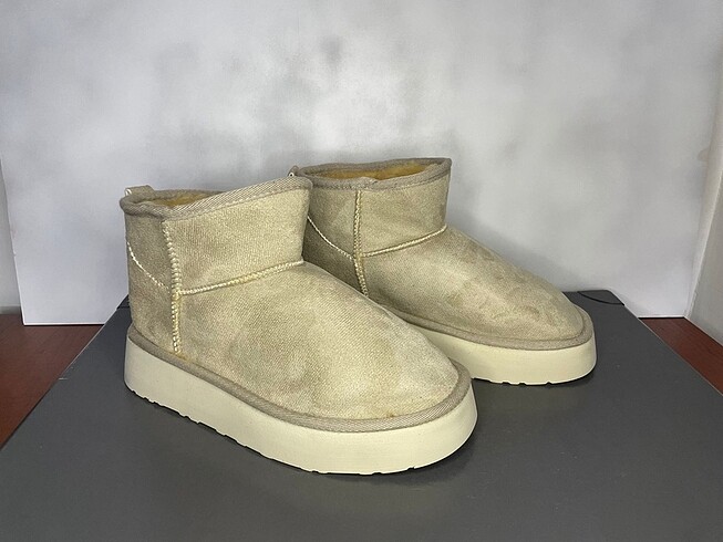 UGG BOT