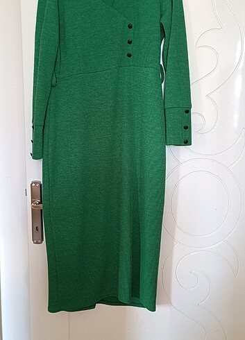 Düğmeli yeşil elbise
