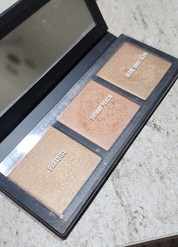 Beden Renk MAC Hyper Real Glow