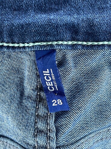 28 Beden mavi Renk Diğer Jean / Kot Şort %70 İndirimli.