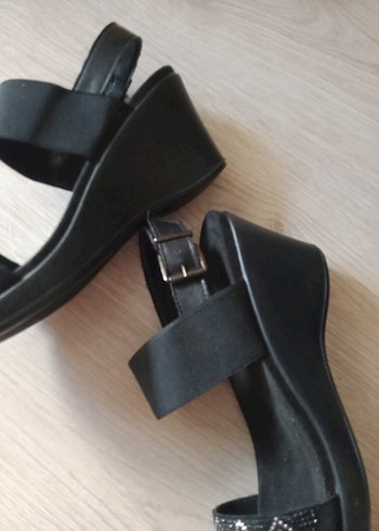 Siyah Bohem Tokalı Dolgu Topuklu Kadın Sandalet - Görsel 5