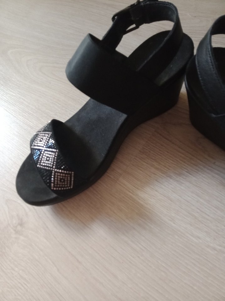 Siyah Bohem Tokalı Dolgu Topuklu Kadın Sandalet - Görsel 2