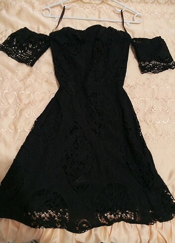 Dantel detaylı siyah elbise 