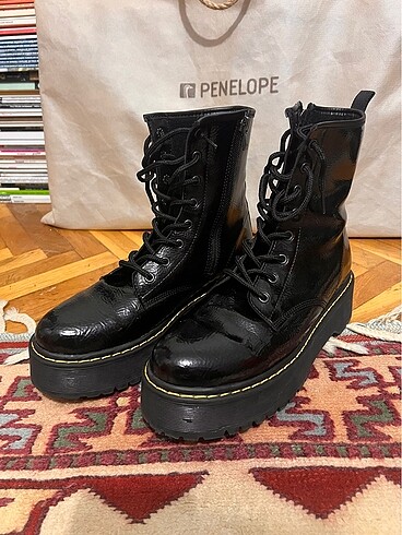 Derimod Dr Martens rugan platform bot