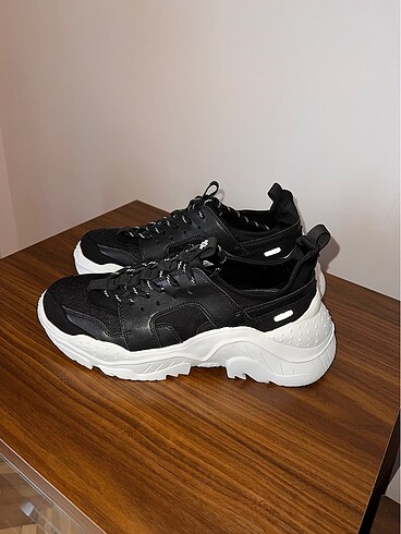 Xantholite Ugly Sneaker