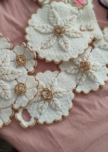 Sarı Çiçekli Beyaz Örgü Dekoratif Örtü - Görsel 3