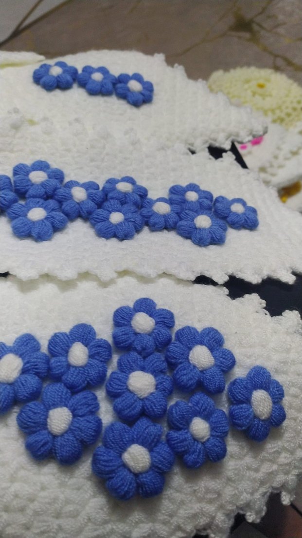 Sarı Çiçekli Beyaz Örgü Dekoratif Örtü - Görsel 2