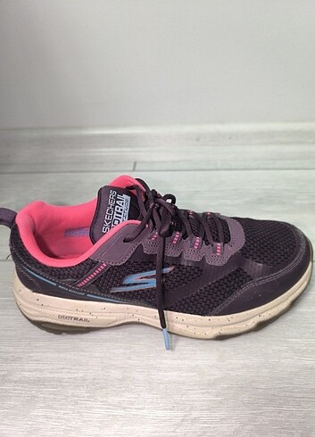 Skechers koşu ayakkabısı.