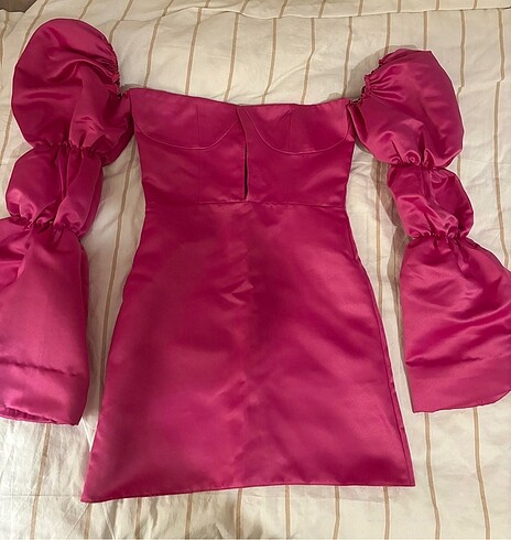Pembe elbise