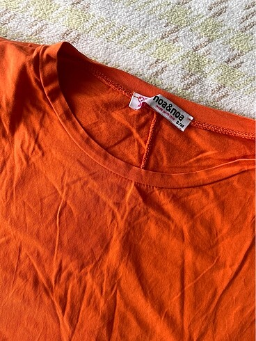 Kolsuz vatkalı tişört - Görsel 2