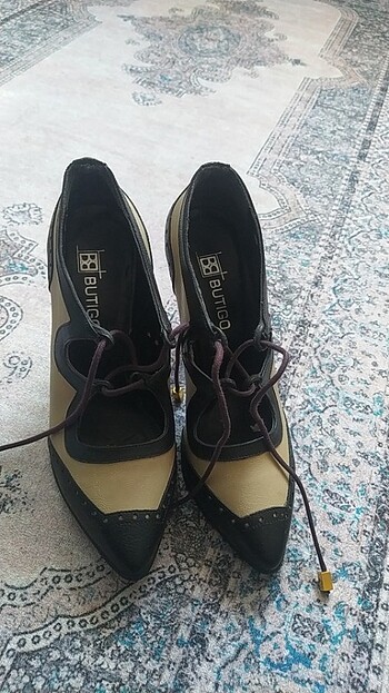 Butigo Bağcıklı topuklu ayakkabı 