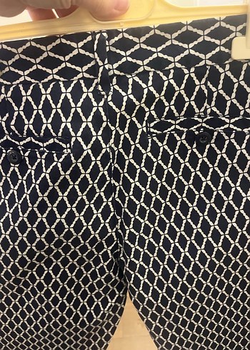 Gap beyaz ve lacivert üzeri Yılan Desenli Kadın Kumaş Pantolon - Görsel 3