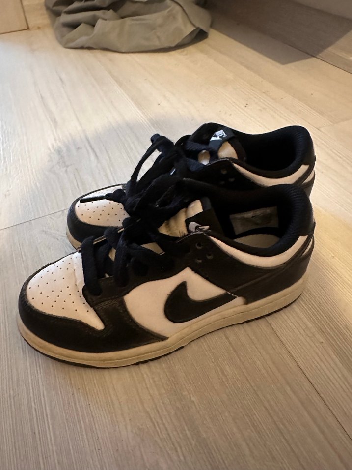 Nike Siyah-Beyaz Bağcıklı Kadın Spor Ayakkabı - Görsel 2