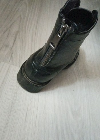 37 Beden Siyah Deri Tokalı Kadın Botu