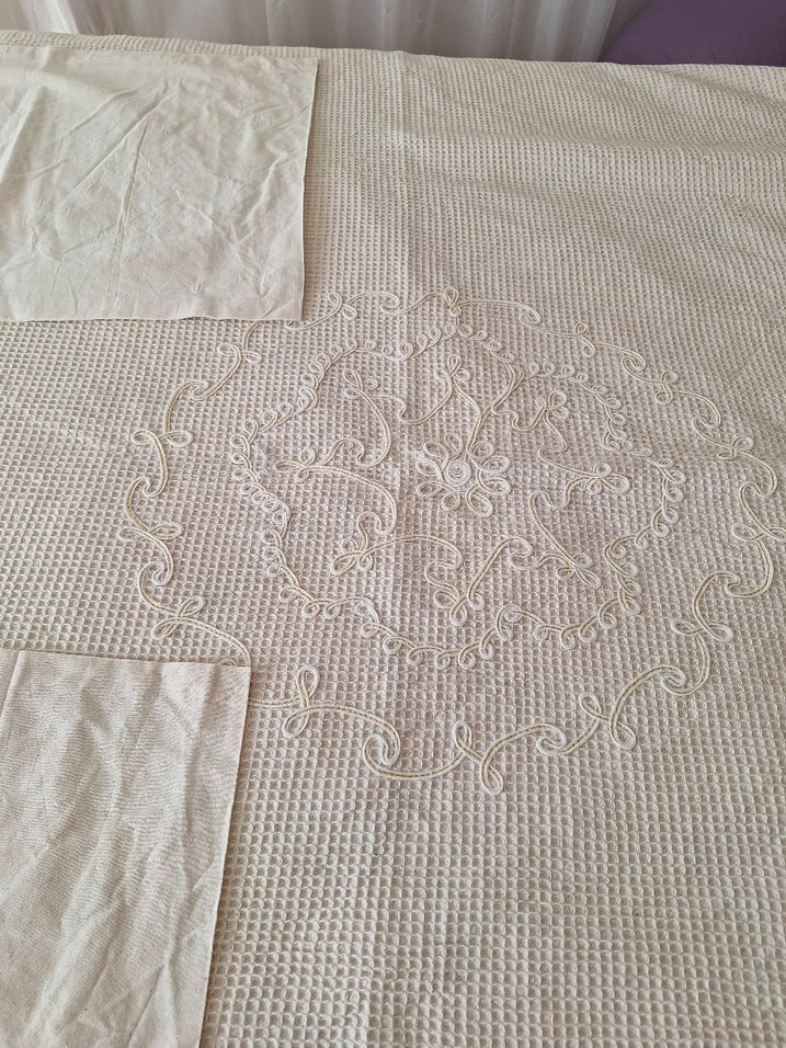 otantik işlemeli Gri Nakışlı Beyaz Yatak Örtüsü,pike takimi - Görsel 3