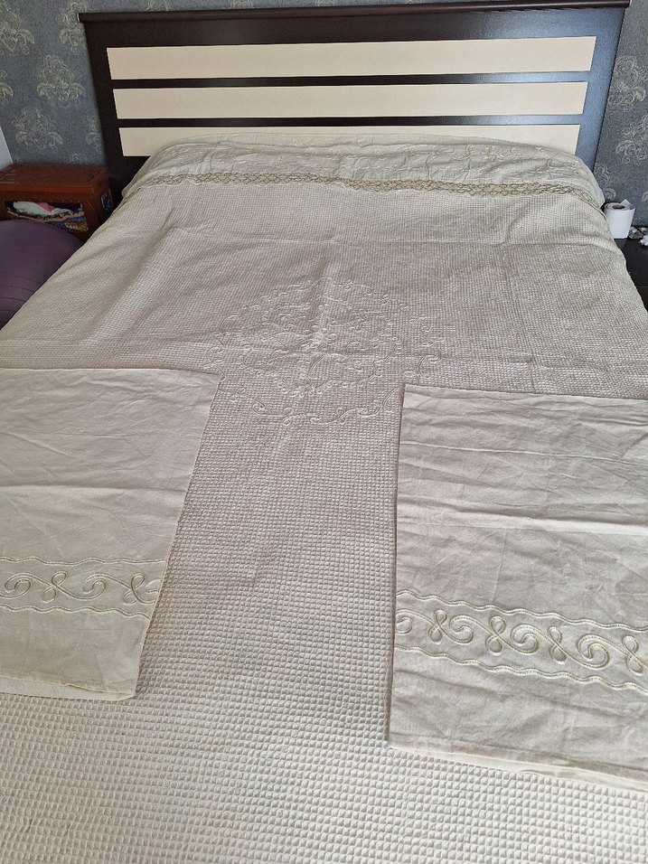 otantik işlemeli Gri Nakışlı Beyaz Yatak Örtüsü,pike takimi - Görsel 2