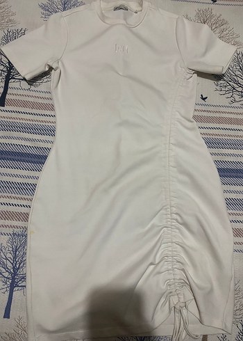 V yaka, kısa kollu midi elbise