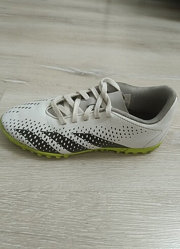 35 Beden Adidas Predator Halı Saha Ayakkabısı 