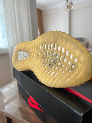 Adidas yeezy beyaz ayakkabı