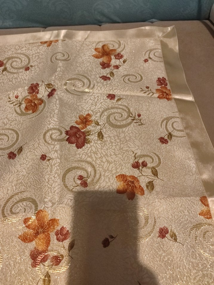 saten açık sarı çiçek desenli masa örtüsü - Görsel 3