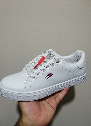 39 Beden Tommy Hilfiger kadın beyaz spor ayakkabı #tommyHilfiger #sporaya