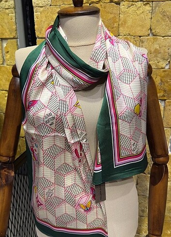 Louis Vuitton Louis Vuitton silk scarf 0 silk High quality material Dust bug