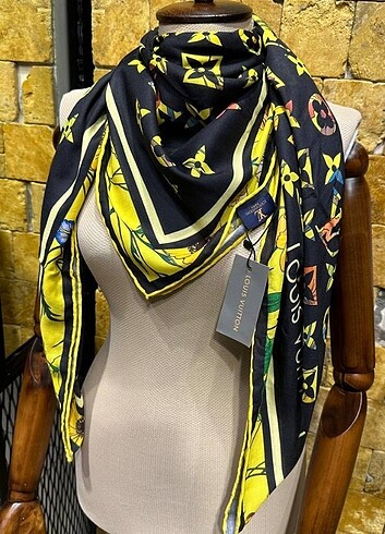 Beden Louis Vuitton square scarf High quality material With box Louis