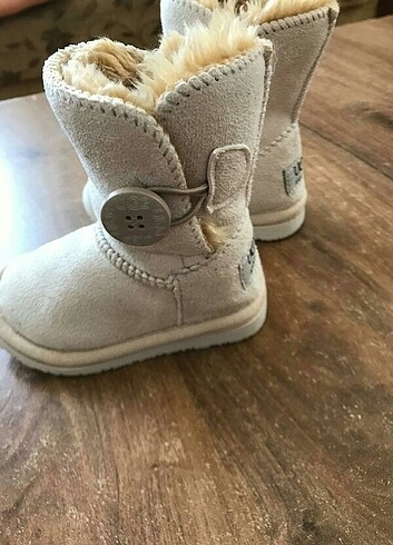 22 Beden 22 numara ugg bot
