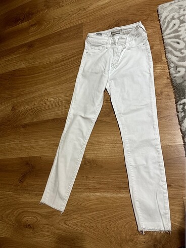 Paçası kesikli beyaz jeans tess