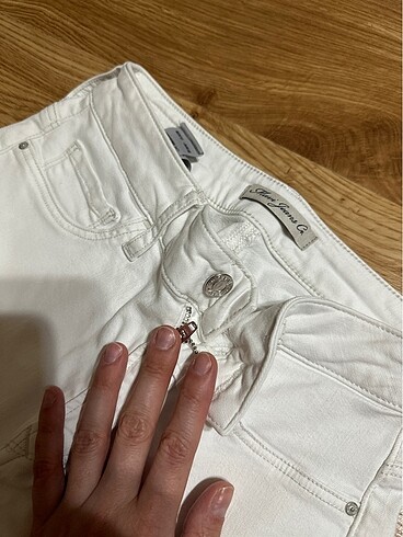 s Beden Paçası kesikli beyaz jeans tess